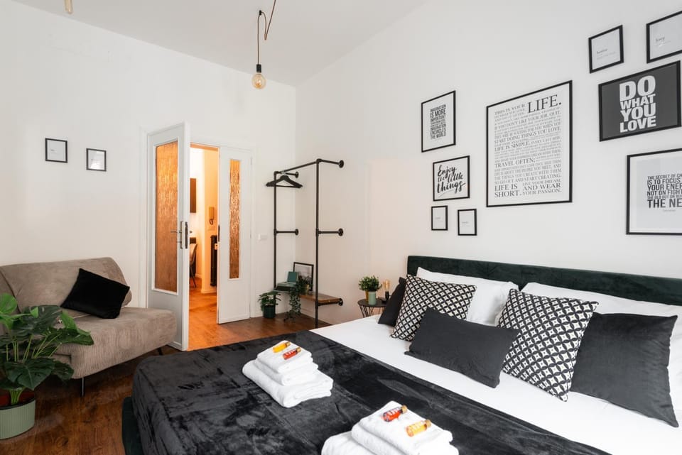 Bed, Photo of the whole room, Bedroom
