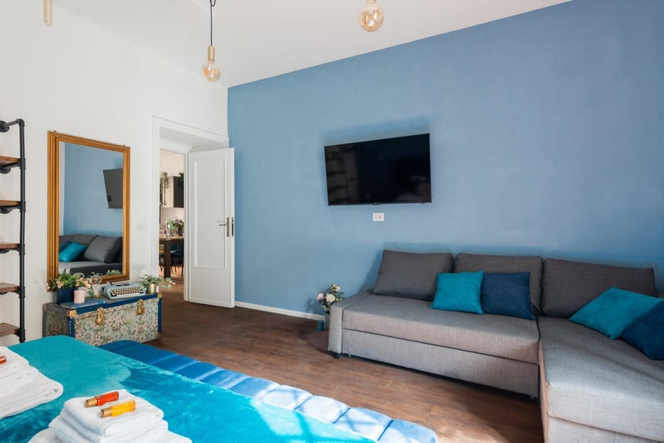 Bed, TV and multimedia, Bedroom