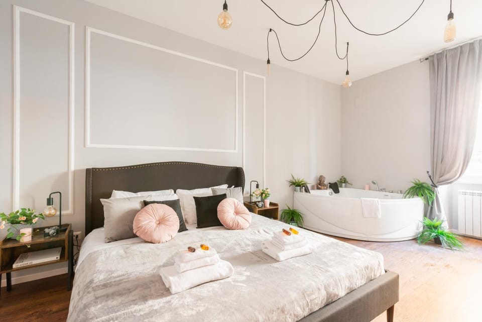 Bed, Hot Tub, Photo of the whole room, Bedroom, towels