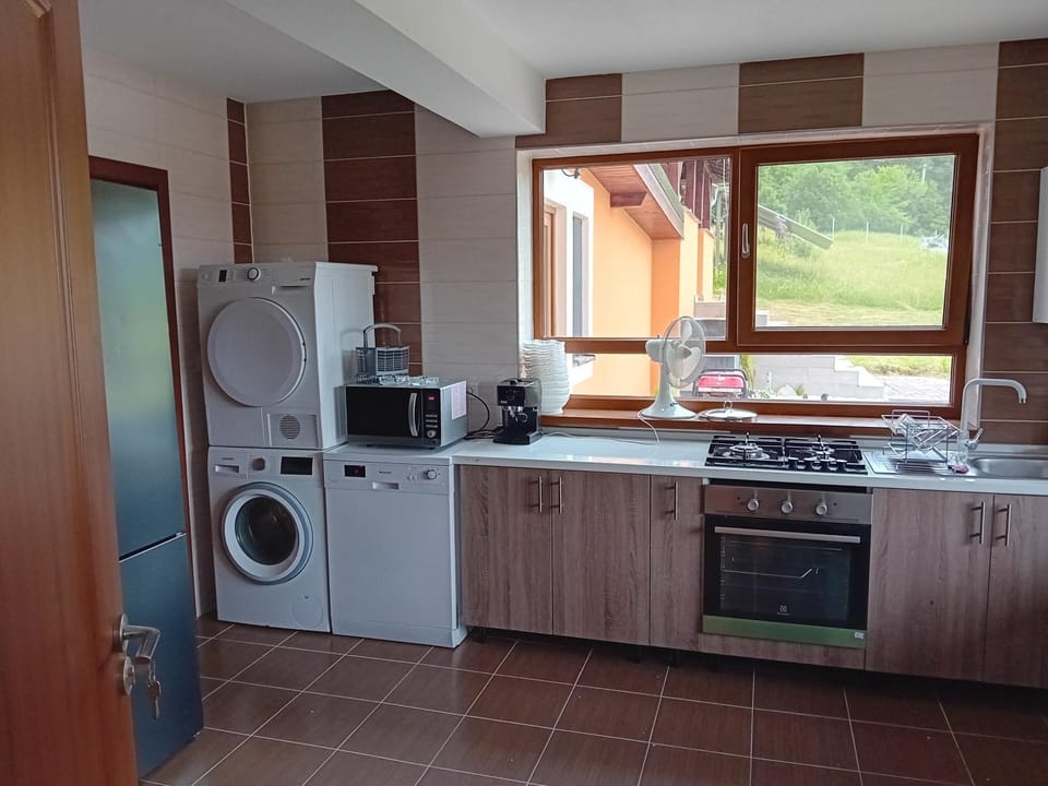 Coffee/tea facilities, Kitchen or kitchenette, dishwasher, stove, toaster, washing machine