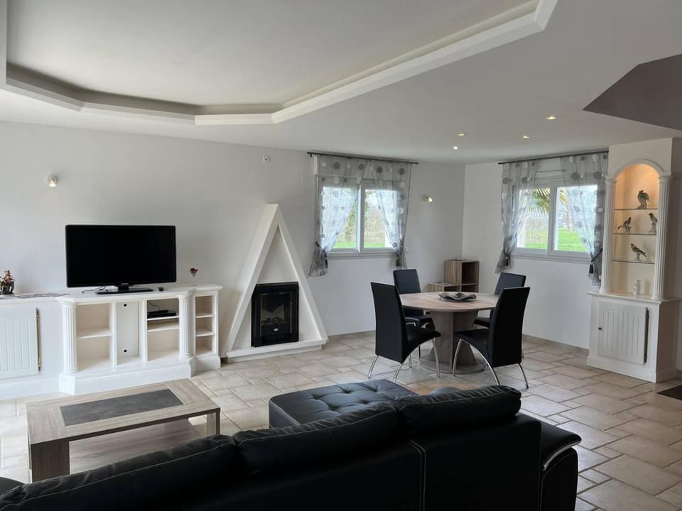 Communal lounge/ TV room, TV and multimedia, Living room, Seating area