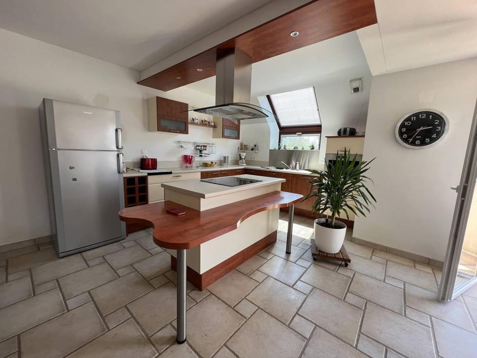 Kitchen or kitchenette, Dining area, dishwasher, minibar, pet friendly, stove