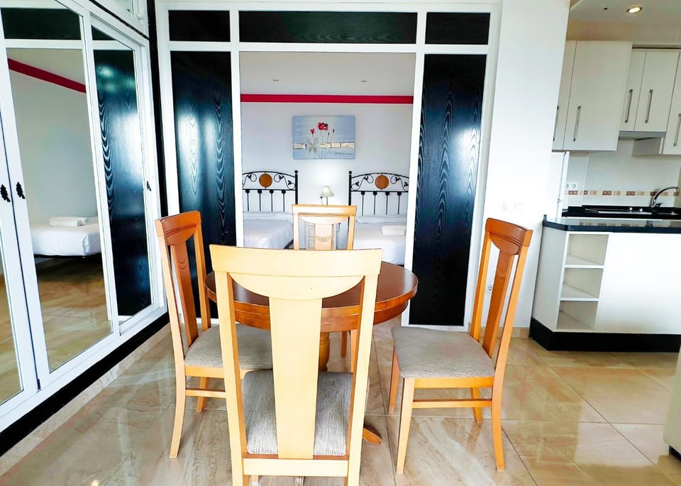 Bed, Dining area