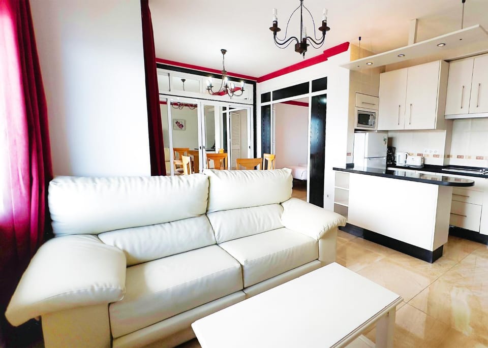 Kitchen or kitchenette, Living room, Seating area, Dining area, minibar, stove