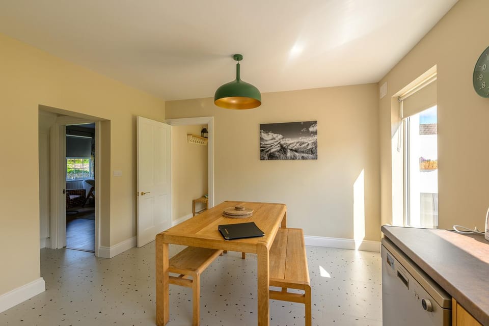 Kitchen or kitchenette, Seating area, Dining area