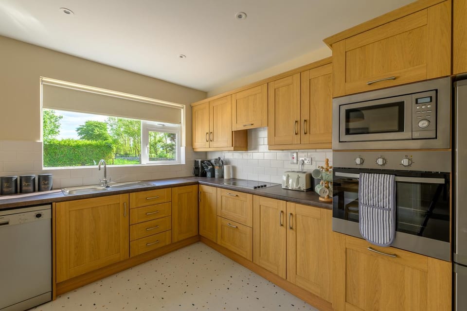 Coffee/tea facilities, dishwasher, oven, stove, toaster