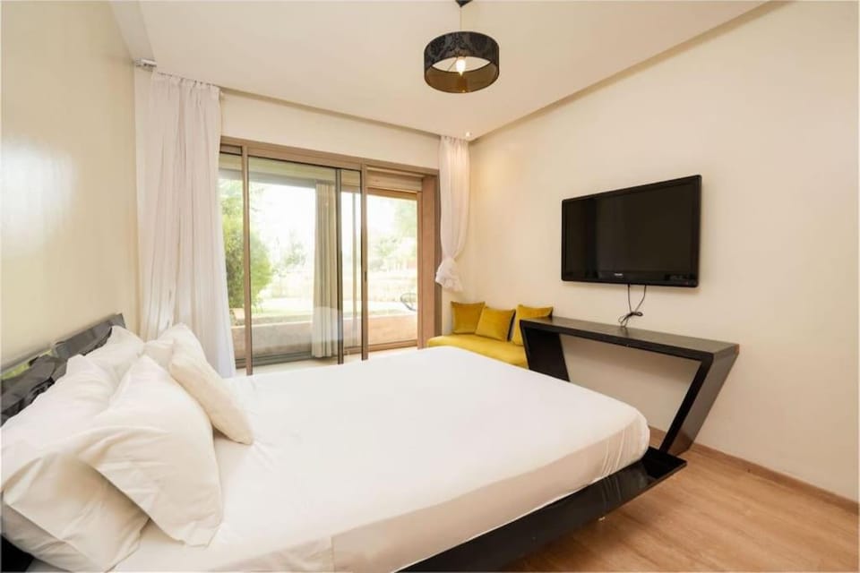 Bed, TV and multimedia, Photo of the whole room, Evening entertainment, Bedroom