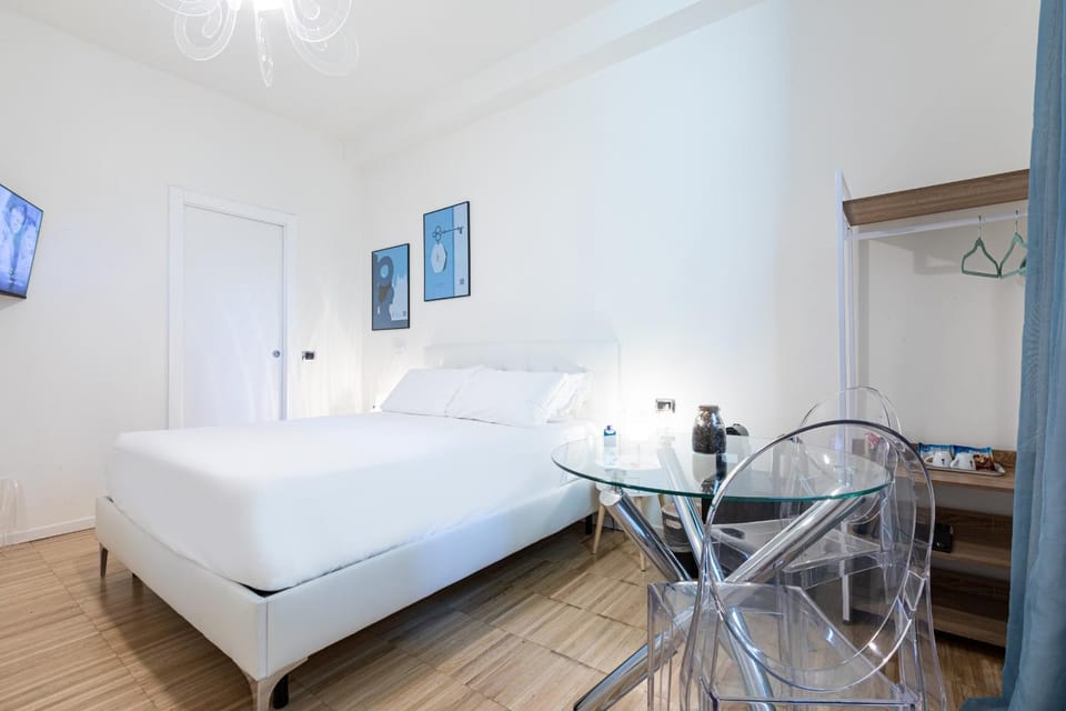 Bed, Photo of the whole room, Dining area, Bedroom