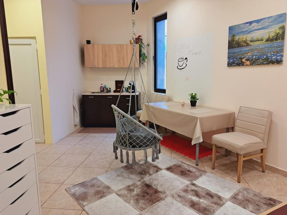 Seating area, Dining area, minibar