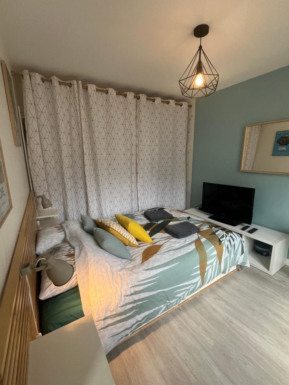 TV and multimedia, Photo of the whole room, Bedroom, storage