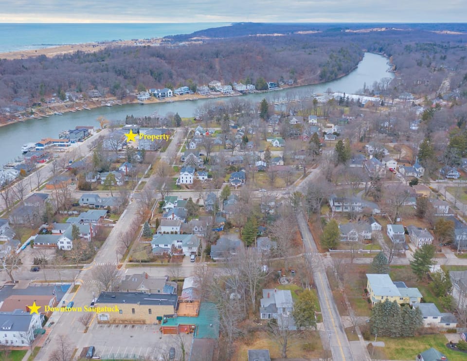 Water Street Retreat - In the heart of Downtown Saugatuck with views of the river! House in Saugatuck