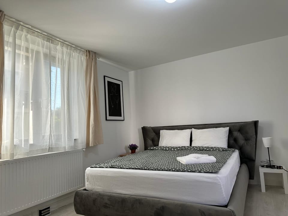 Bed, towels