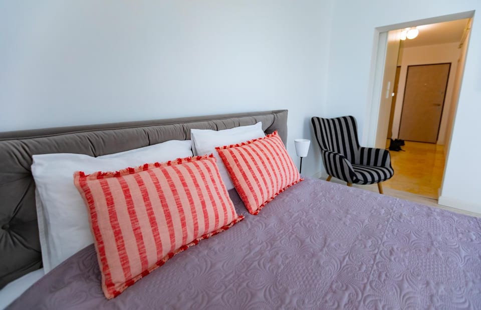 Bed, Seating area, Bedroom