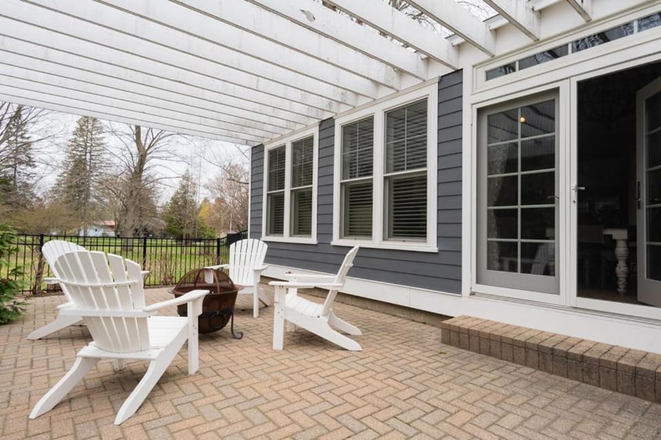 Douglas Cottage - Great location walking distance to both Douglas beach and Downtown! House in Douglas