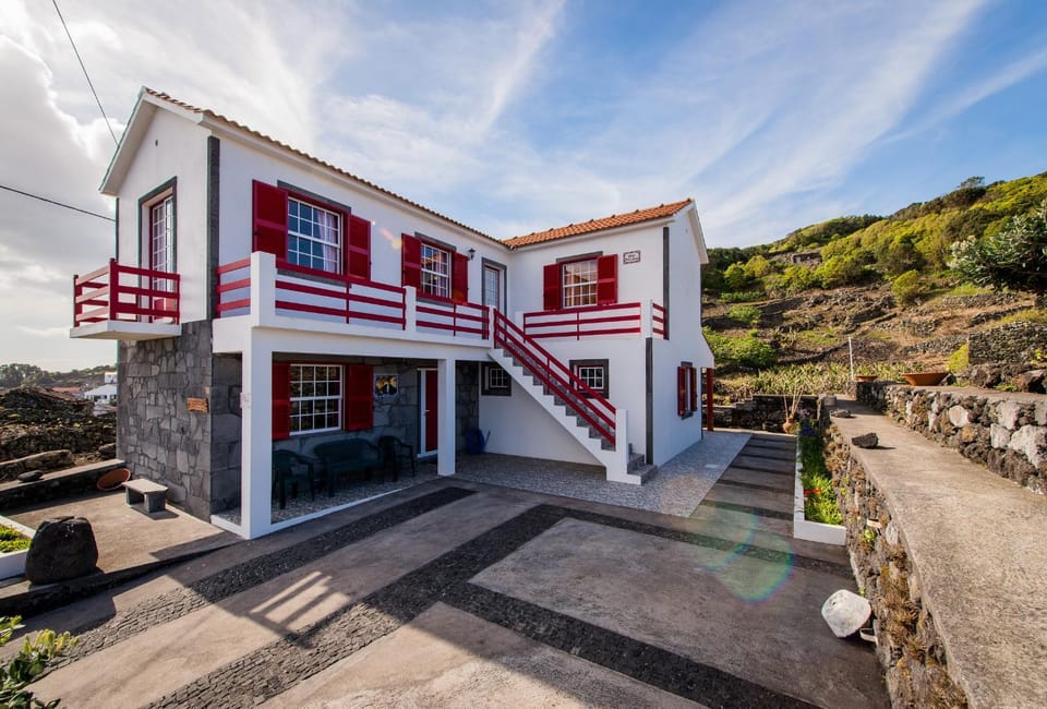 Property building, Facade/entrance, Balcony/Terrace