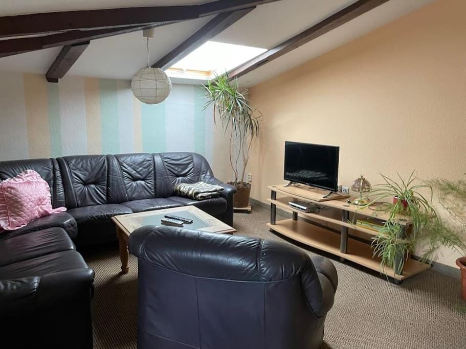 Communal lounge/ TV room, TV and multimedia, Living room, Seating area, Evening entertainment