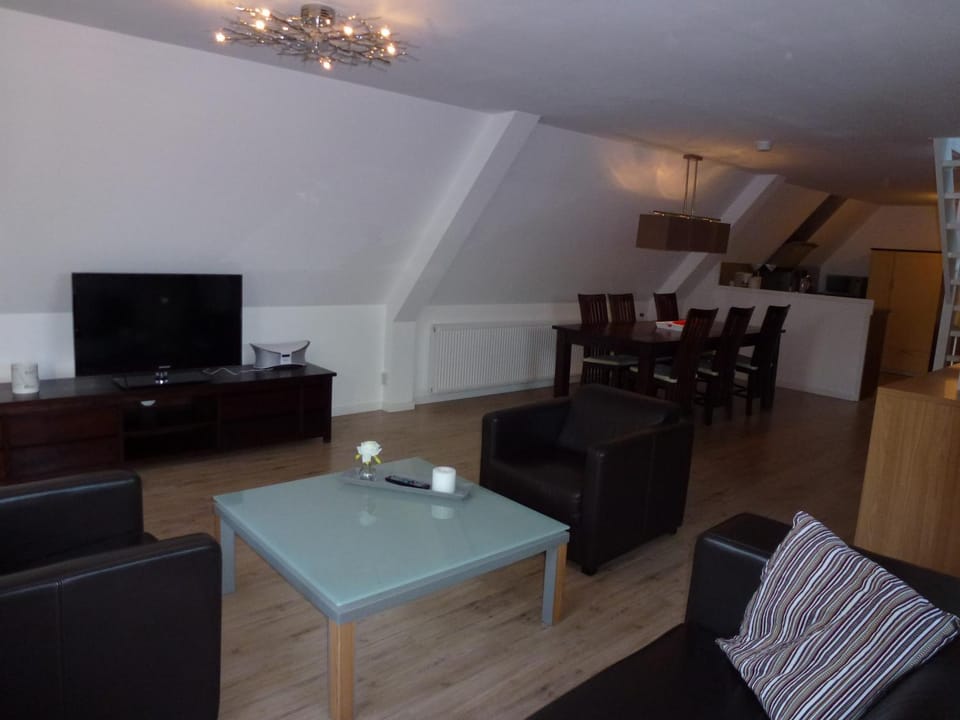 TV and multimedia, Living room, Dining area