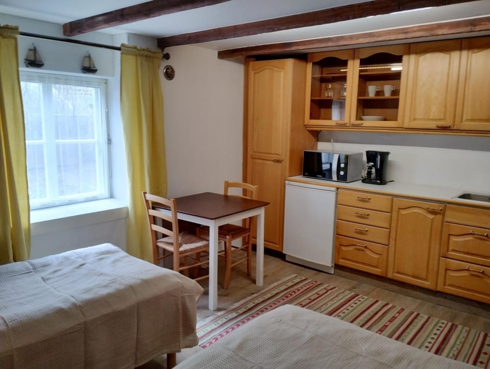 Coffee/tea facilities, Kitchen or kitchenette, Dining area, wardrobe