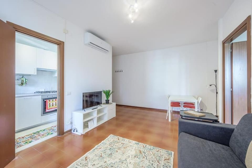 TV and multimedia, Kitchen or kitchenette, Living room, Photo of the whole room, Seating area, air conditioner