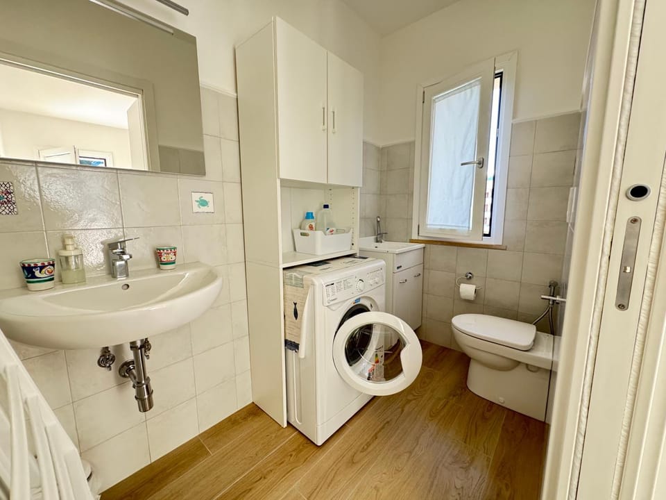 Bathroom, washing machine