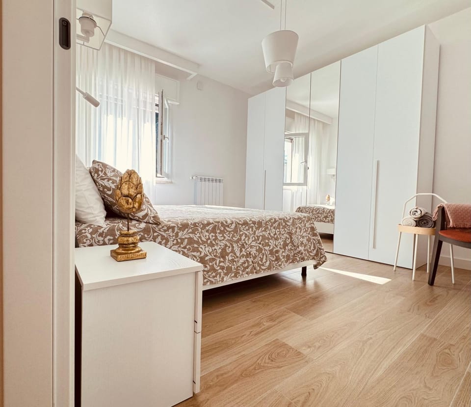 Photo of the whole room, Bedroom
