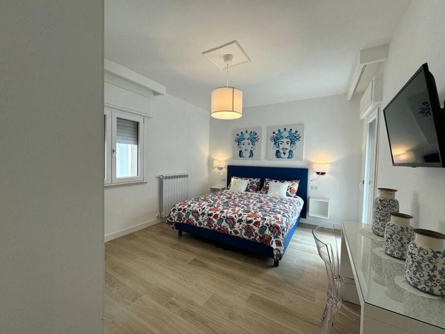 Bed, TV and multimedia, Bedroom