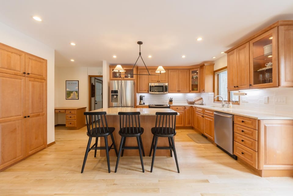 Pure Hygge - 1 block off Lake, Tranquil & Pet Friendly House in Michigan
