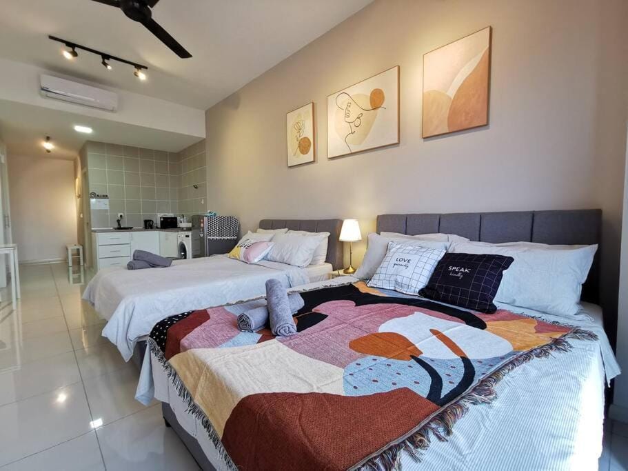 E 2-4pax Studio Near SunwayPyramid 100Mbps Wifi Apartment in Petaling Jaya