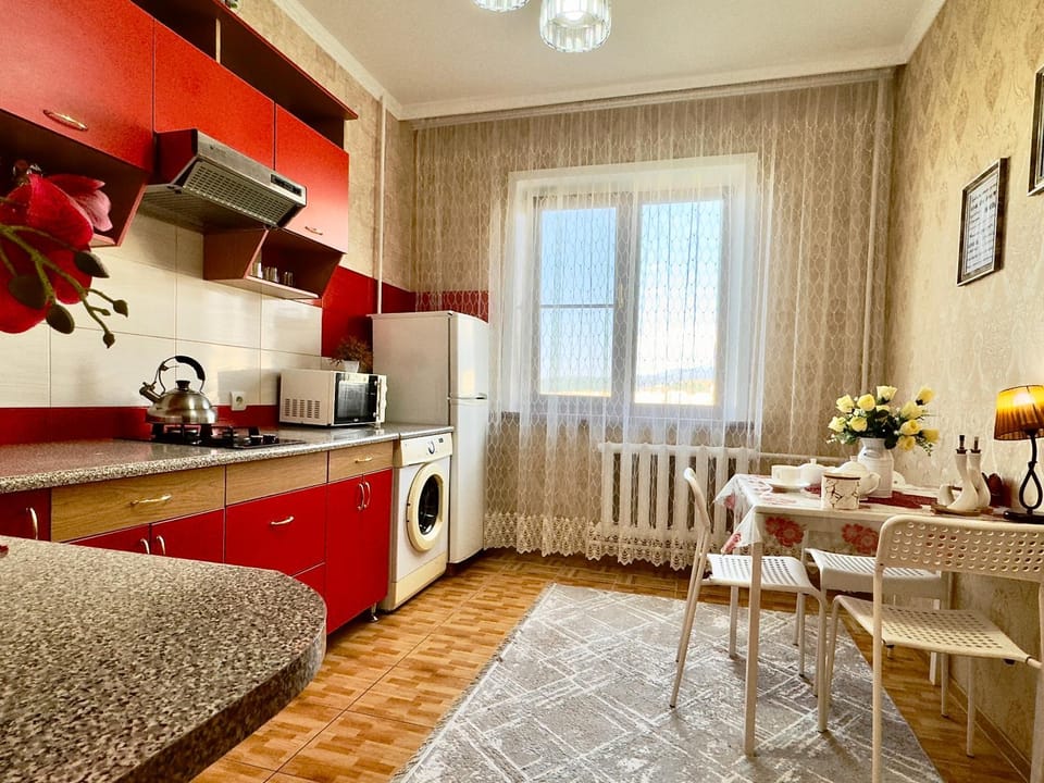 Kitchen or kitchenette, Dining area, washing machine