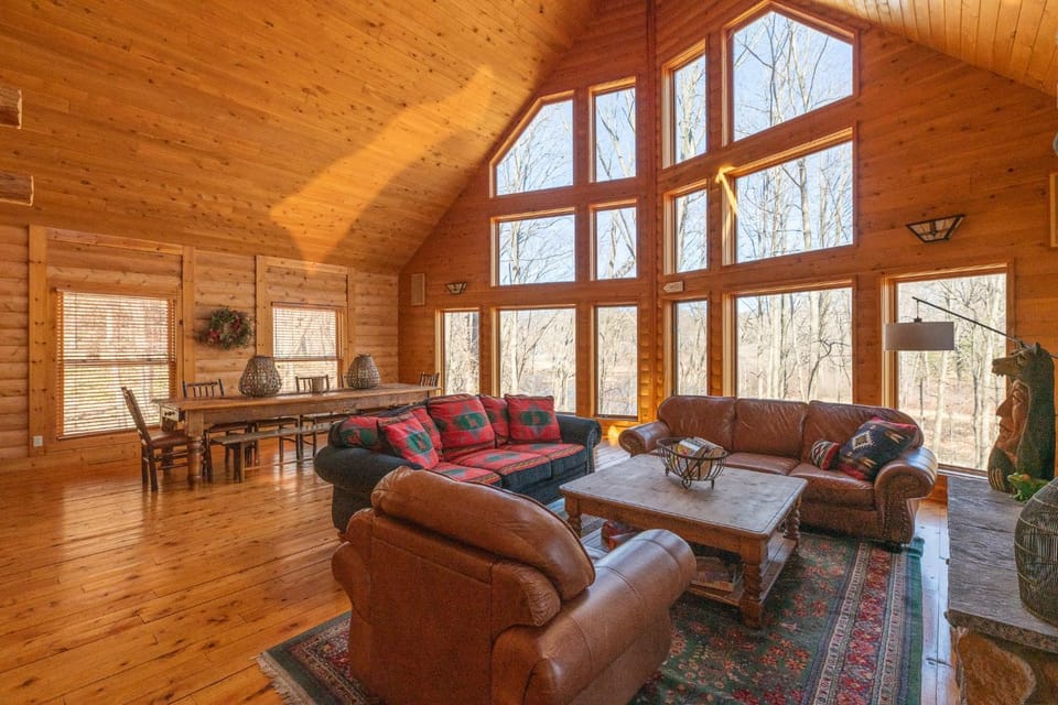 Swan Lodge - Walking distance to downtown Saugatuck - Modern Cabin Getaway! Cabin in Saugatuck