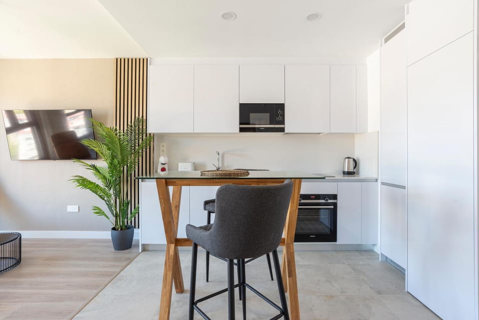 TV and multimedia, Kitchen or kitchenette, Dining area, microwave, oven, pet friendly, stove, toaster, air conditioner