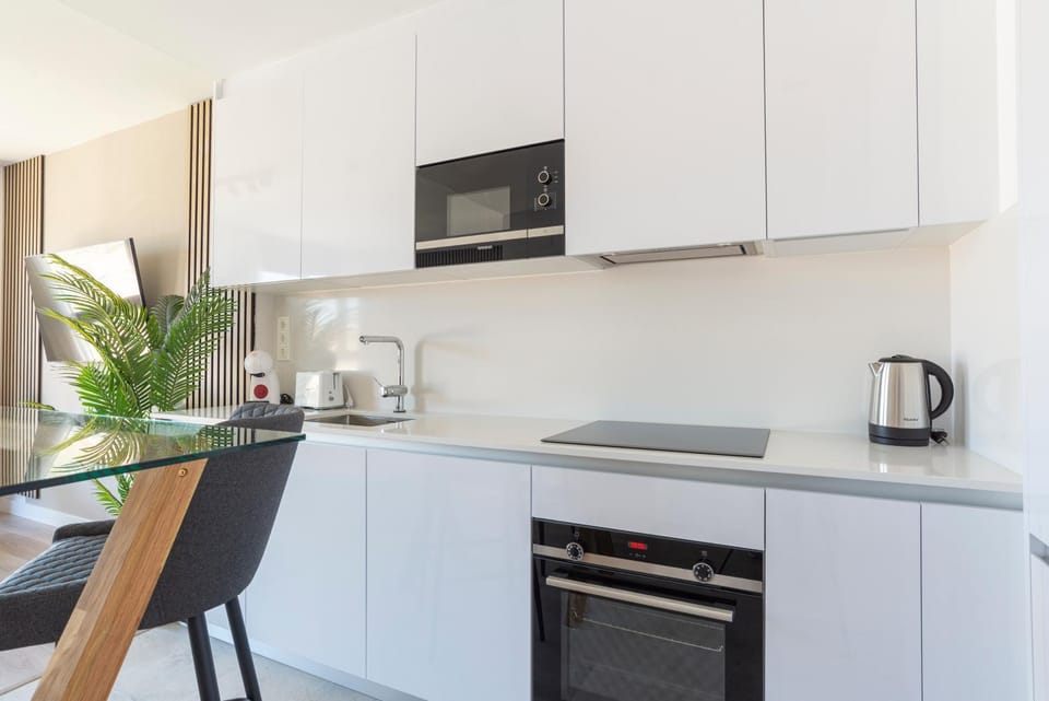 Kitchen or kitchenette, Dining area, microwave, pet friendly, stove, toaster