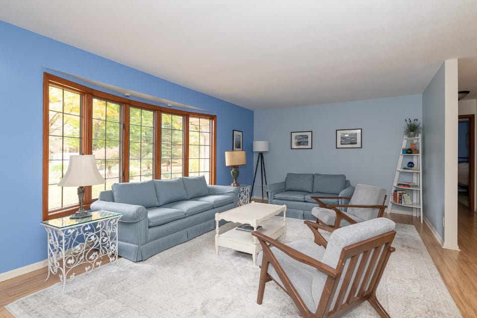Plum Creek - Large home with 2 kitchens close to Pier Cove! House in Michigan