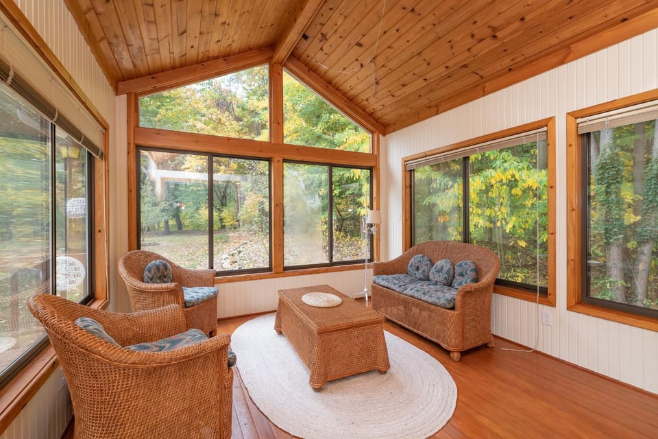 Plum Creek - Large home with 2 kitchens close to Pier Cove! House in Michigan