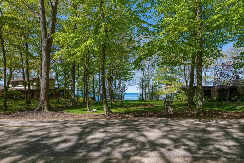 My Blue Haven - Shared lake access across the street! Glamorous home! House in Michigan
