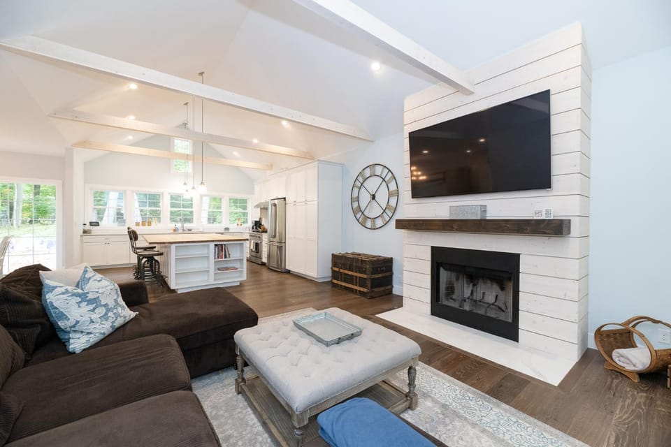 My Blue Haven - Shared lake access across the street! Glamorous home! House in Michigan