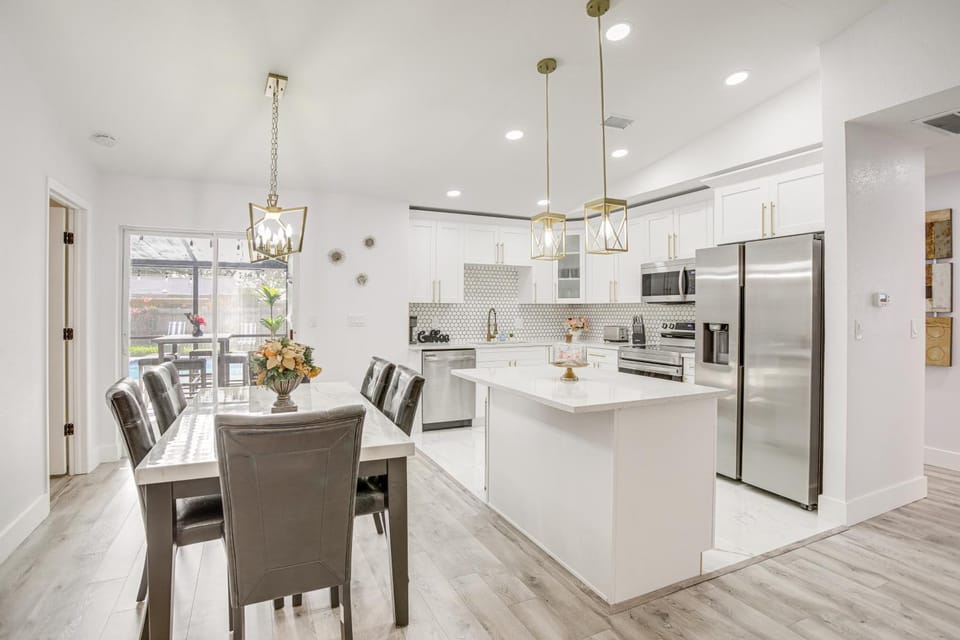 Screened Patio & Private Pool: Roomy Largo Home House in Largo