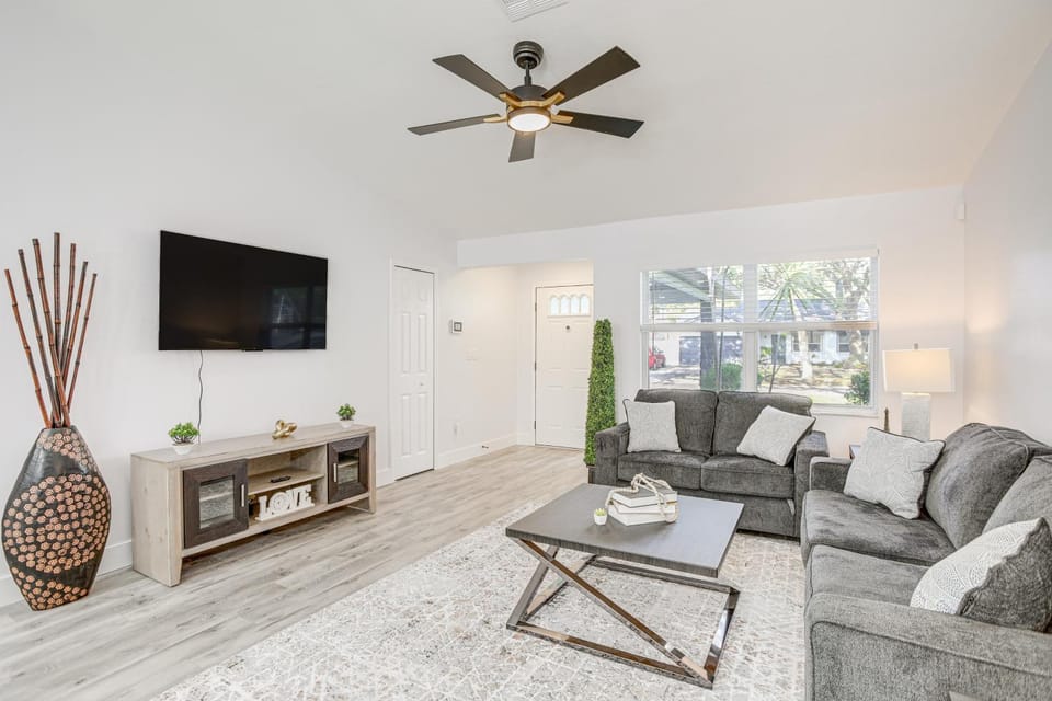 Screened Patio & Private Pool: Roomy Largo Home House in Largo