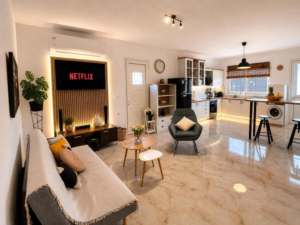 TV and multimedia, Kitchen or kitchenette, Seating area