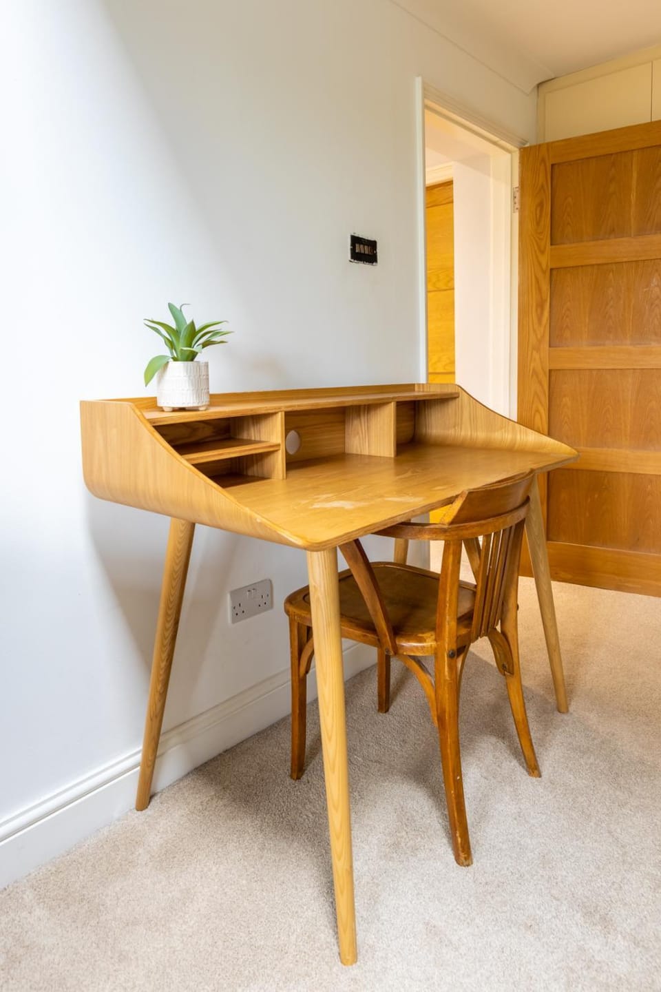 En-suite with double bed on mezzanine and desk in family home Vacation rental in Hertford