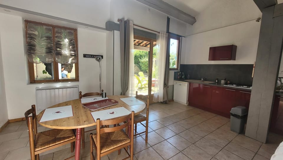 Kitchen or kitchenette, Dining area