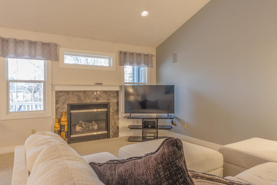 Bed & Birdie - New Vacation Rental - Close to golf course & downtown House in Michigan