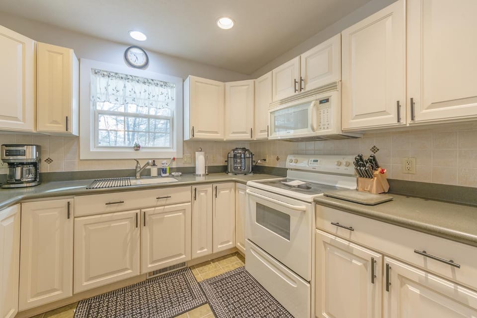 Bed & Birdie - New Vacation Rental - Close to golf course & downtown House in Michigan