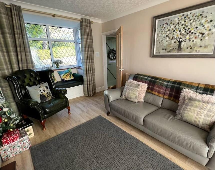 Charming Hedgehog Cottage with EV charger House in Matlock