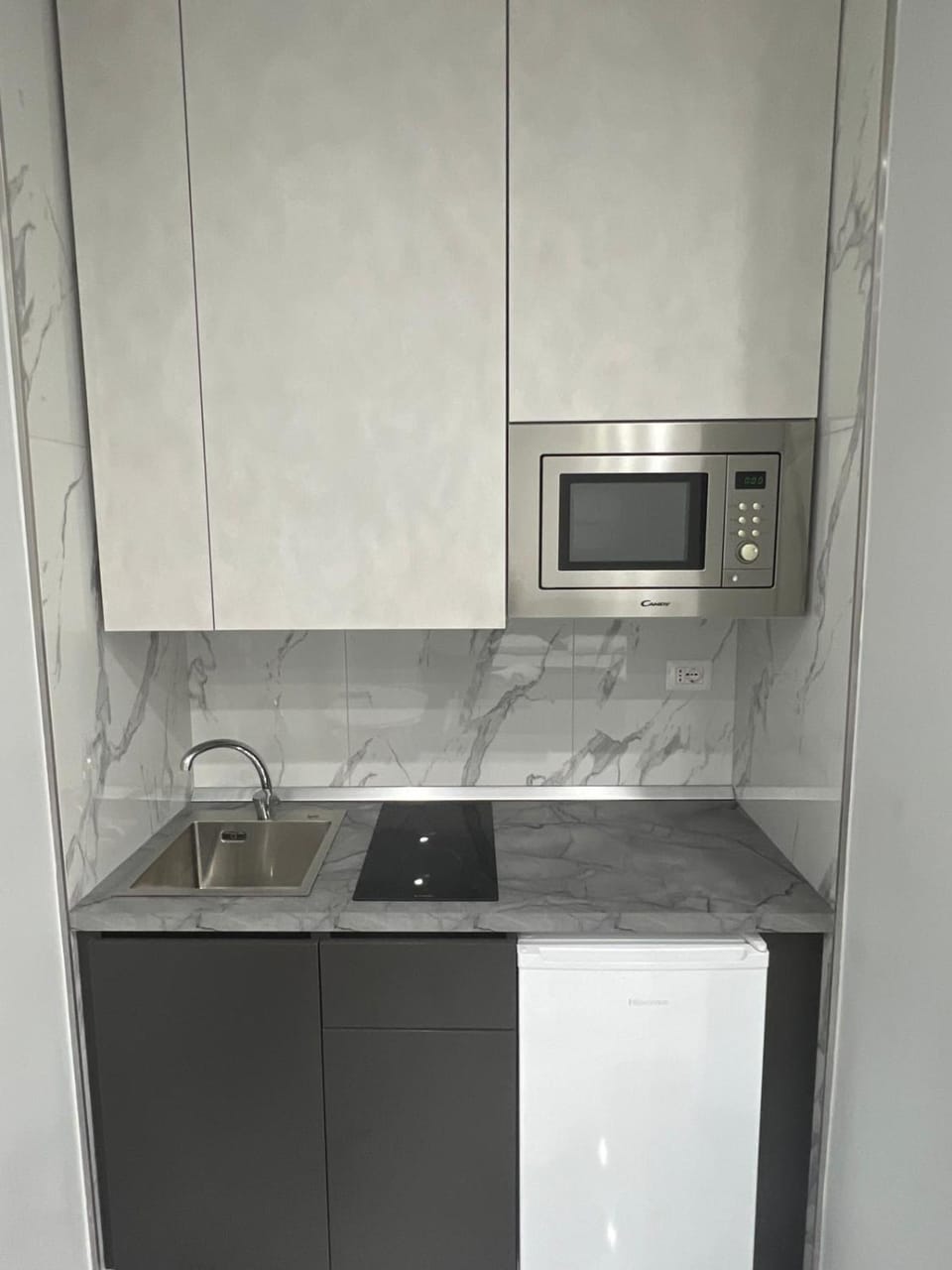 Kitchen or kitchenette, microwave, minibar, stove