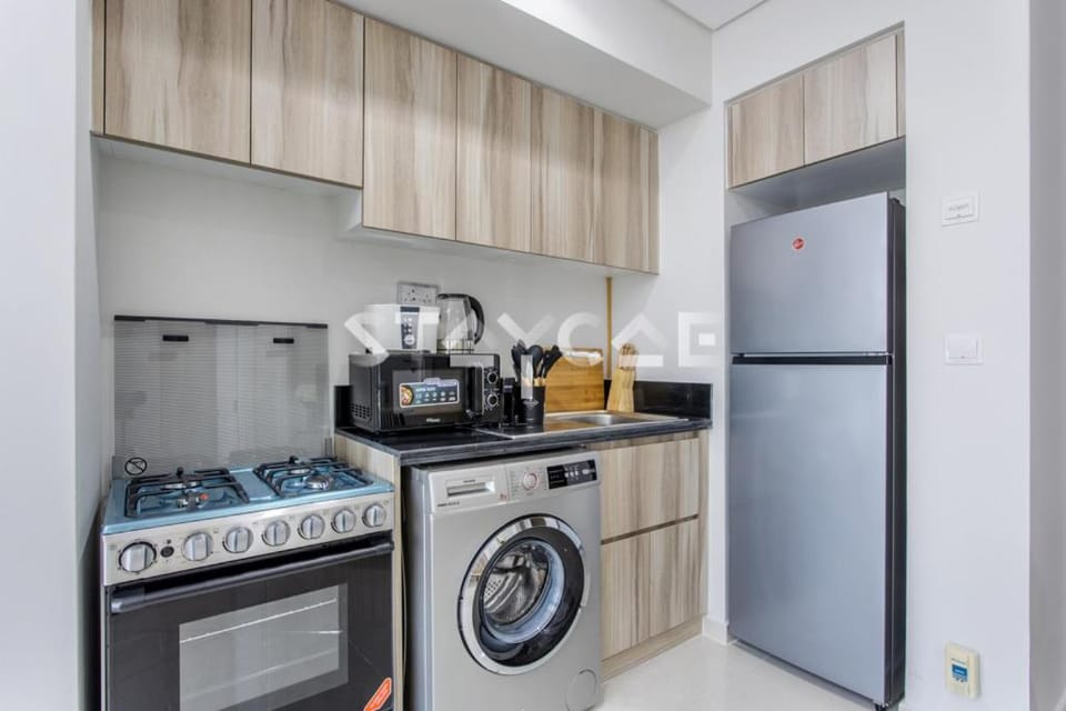 Kitchen or kitchenette, oven, washing machine