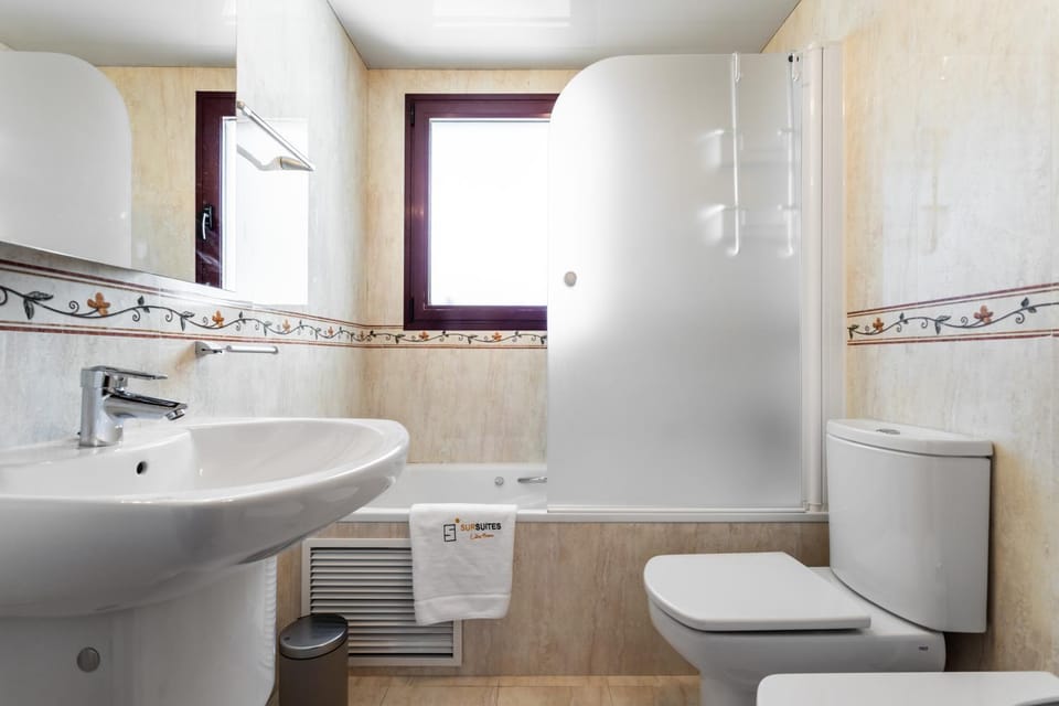 Bathroom, Bath, bidet, towels