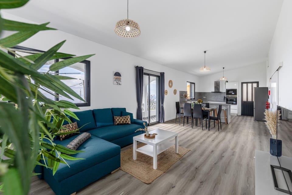 TV and multimedia, Living room, Seating area, Dining area
