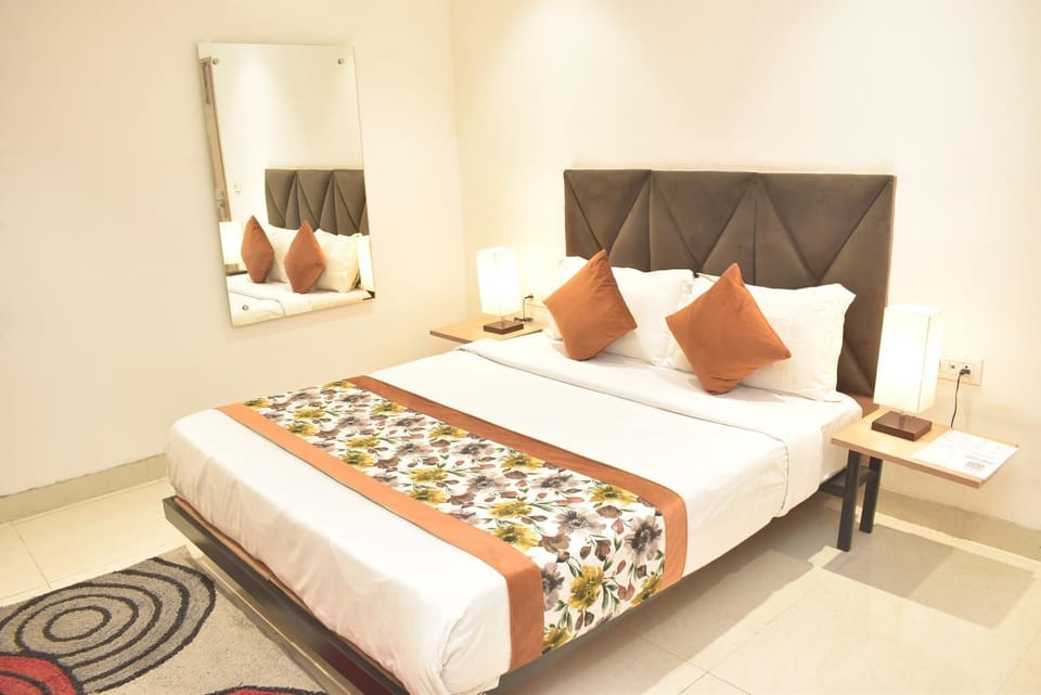 Bed, TV and multimedia, Photo of the whole room, Bedroom, towels