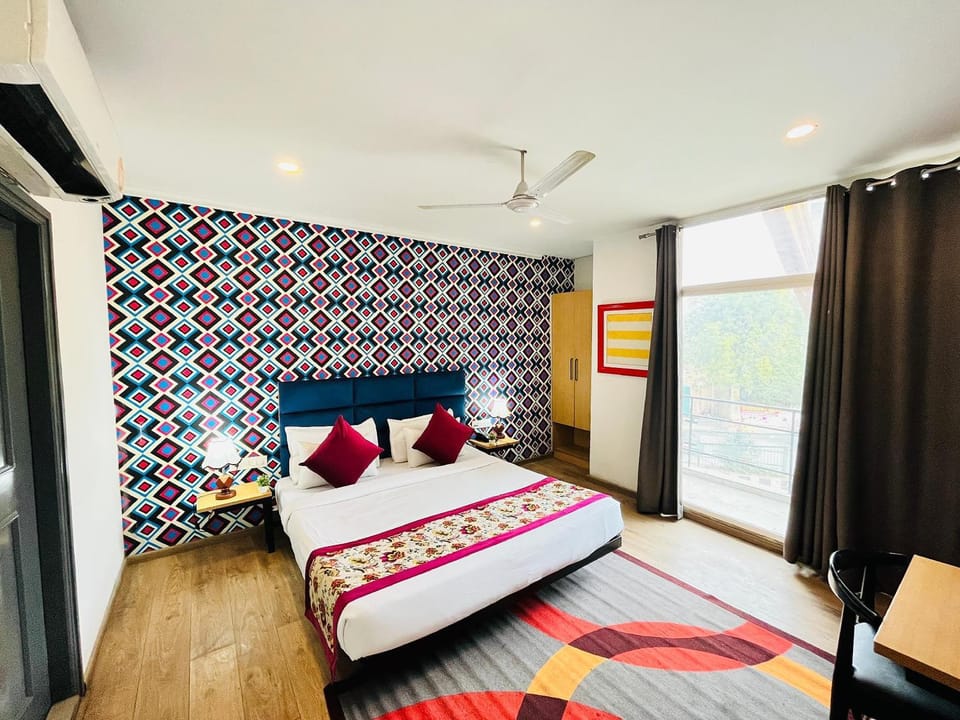 Bed, TV and multimedia, Living room, Photo of the whole room, Seating area, Bedroom